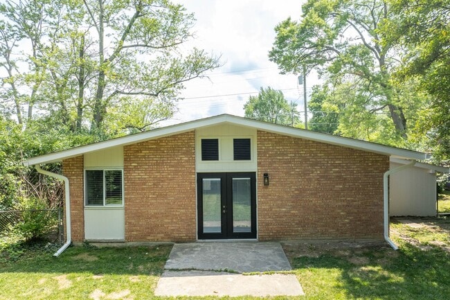 Building Photo - Contemporary Mid Century Modern and updated 3 Bedroom Ranch