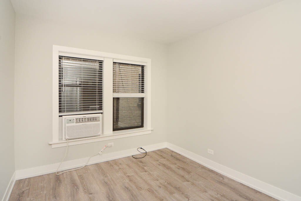 Building Photo - 714 W Brompton Ave