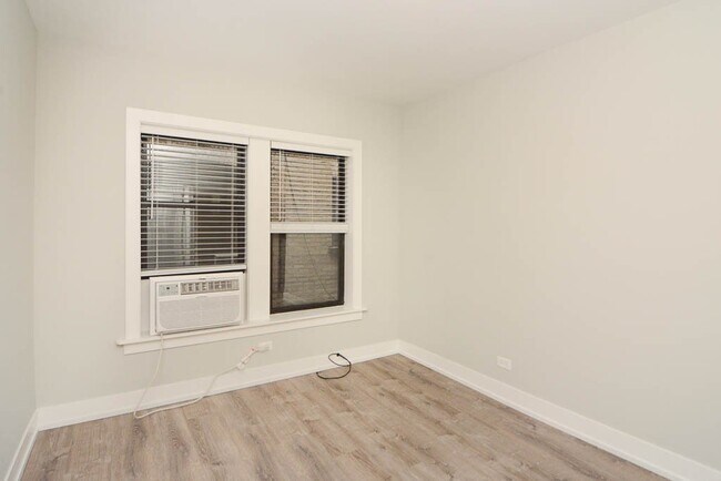 Building Photo - 714 W Brompton Ave