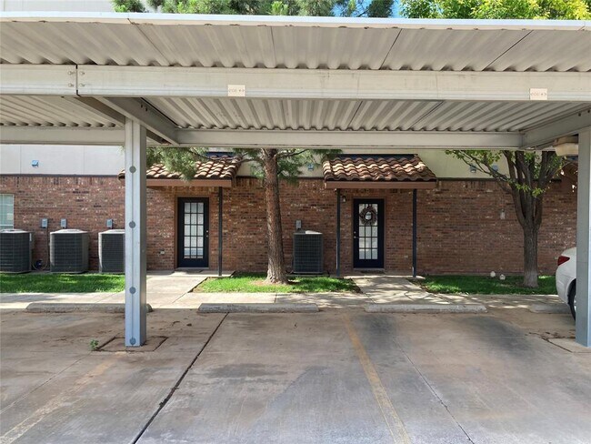 Building Photo - 2106 Main St