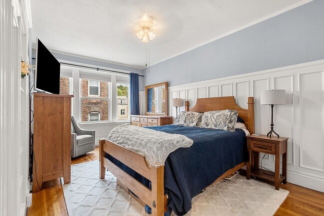 Building Photo - 376 Riverway