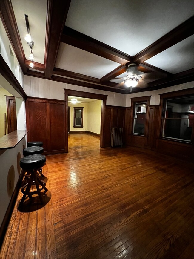 Dining Room w/ Breakfast bar - 48 Inwood Pl