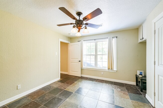 Building Photo - 201 Meadowlawn St