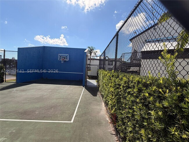 Building Photo - 9731 Fontainebleau Blvd