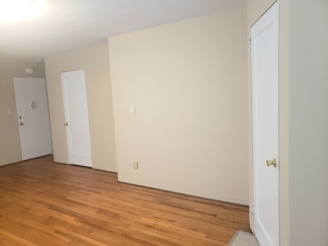 Building Photo - Classic Studio Apartment in The Heart of Sellwood