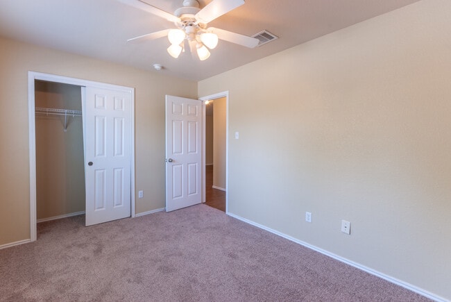 Building Photo - 3 Bedroom, 2 Bath, Single Story Home in Highland Park