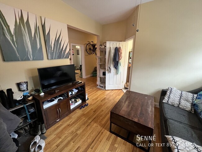 Primary Photo - 1298 Broadway-1