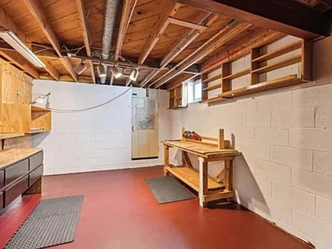 Building Photo - Welcome to this charming 3 bedroom, 3 bathroom home in the desirable Minnetonka. Avail. April 1st...