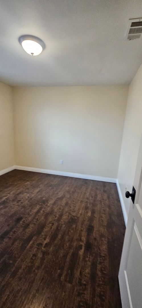 Building Photo - 75(611)