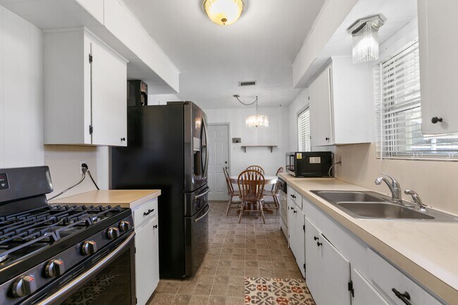 Building Photo - 812 Coolidge St