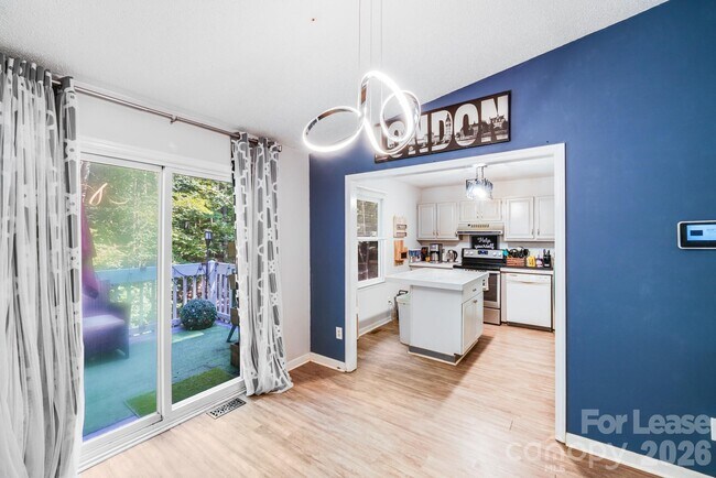 Building Photo - 2116 Bon Villa Way