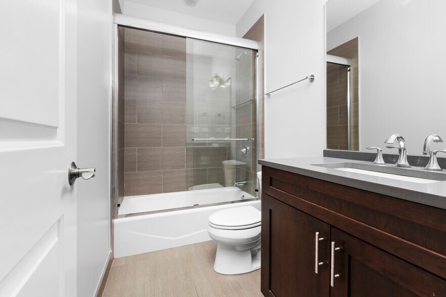 Building Photo - 1356 W Grand Ave