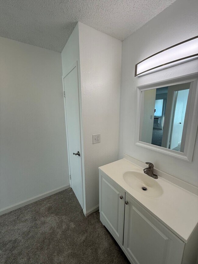 Building Photo - Rehabbed 1 bedroom condo