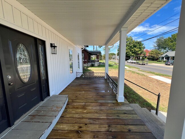 Building Photo - Spectacular newly remodeled home, next to the Square, Franklin, Ky