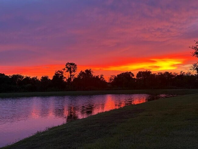 Building Photo - 1651 Chatsworth Cir