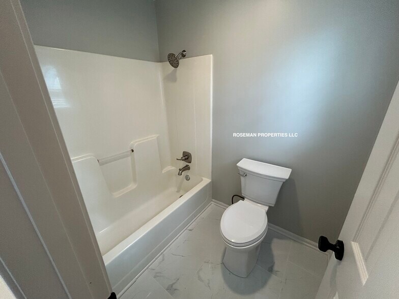 Master Bath - 1045 N Lincoln St