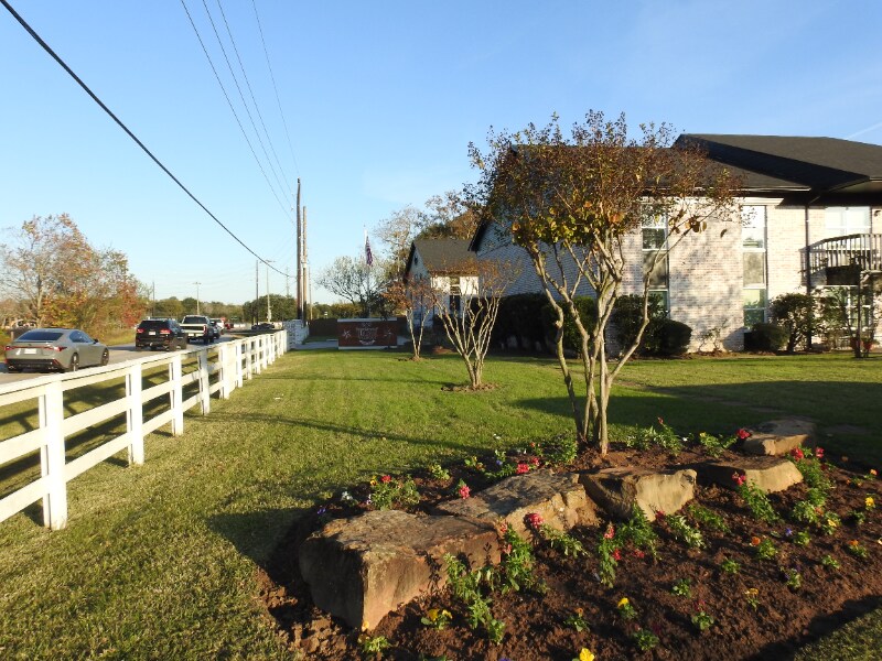 Building Photo - 327 W Hufsmith Rd