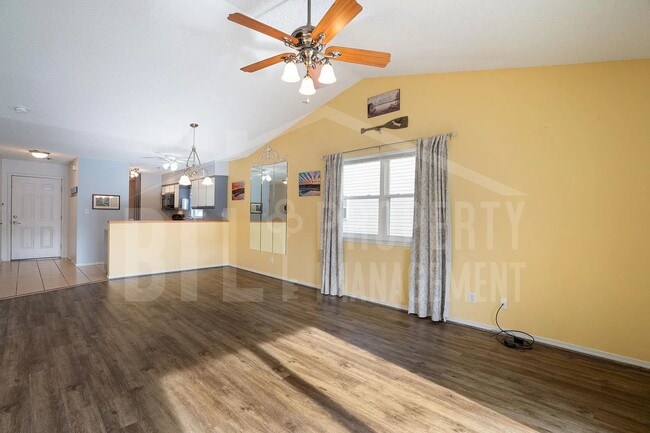 Building Photo - Great Condo near the Lake!
