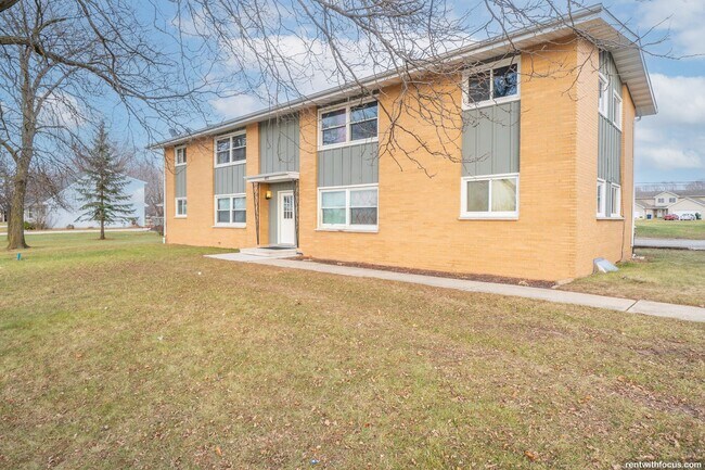 Building Photo - 405 School St