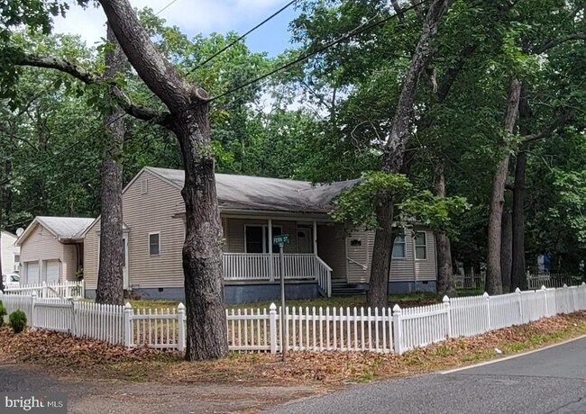 Primary Photo - 2401 N Lakeshore Dr