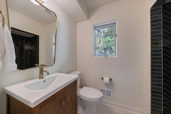 Building Photo - 922 Barton Woods Rd NE