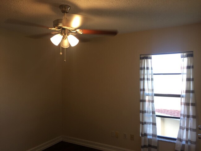 Building Photo - 550 Hassocks Loop