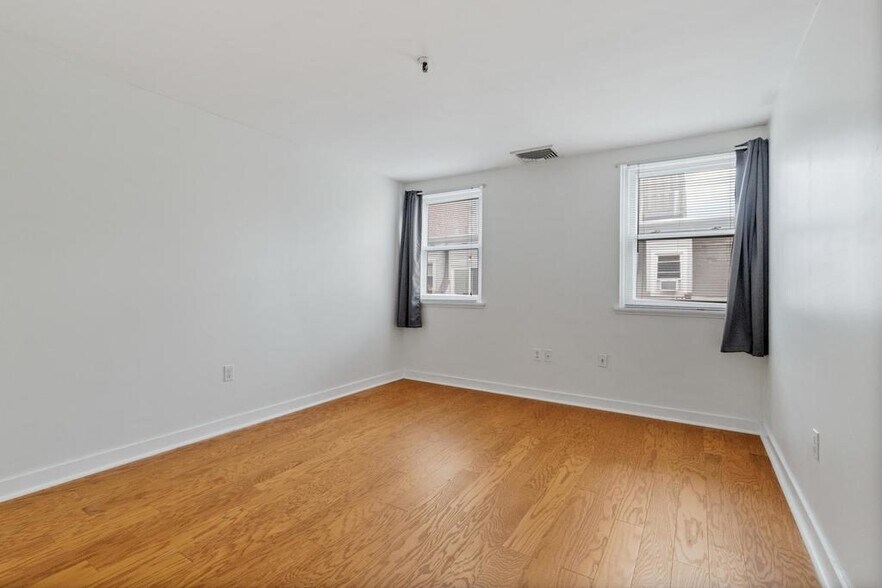 Building Photo - 122 Tudor St