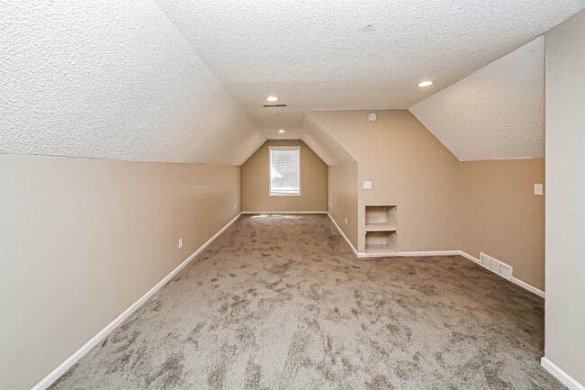 Building Photo - 6750 Lake Point Cir