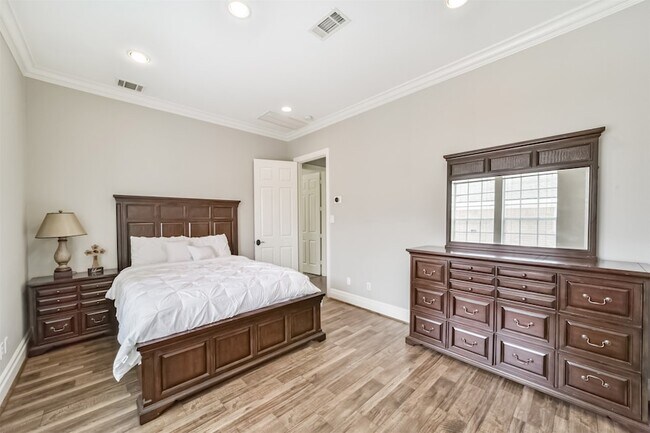 Building Photo - 9660 Fairdale Ln