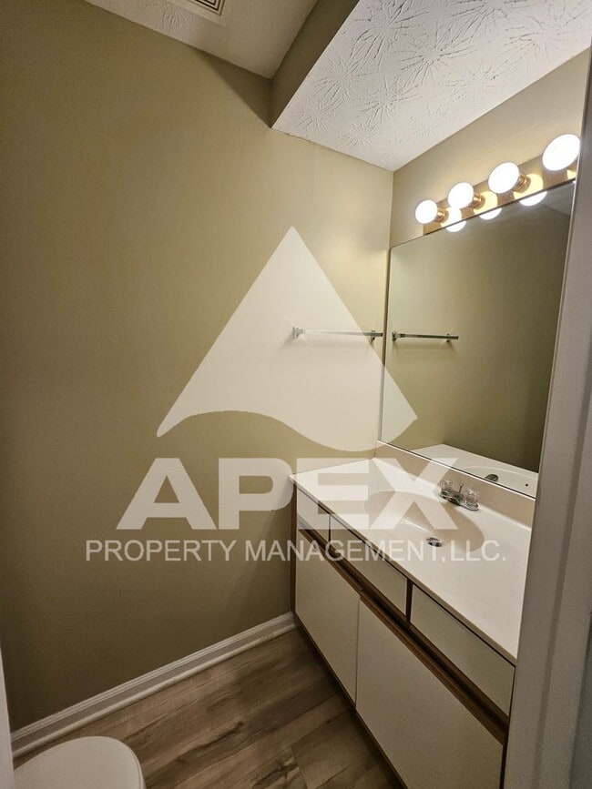 Building Photo - MOVE-IN SPECIAL, $1 RENT!! - Spacious 2Bd - 1.5 Ba Town Home---WEST--CEDAR BLUFF!