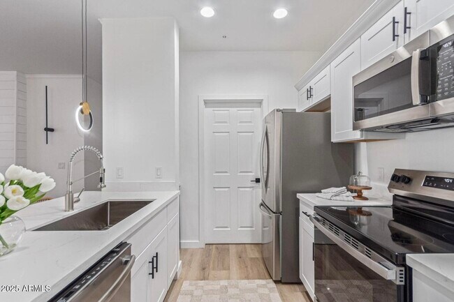 Building Photo - 5401 E Van Buren St