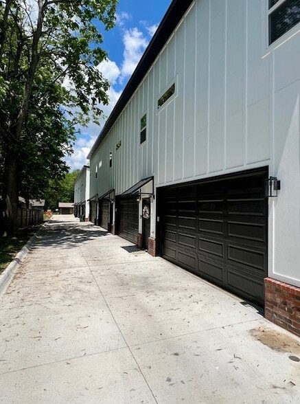 Building Photo - 1347 W Hendrix St