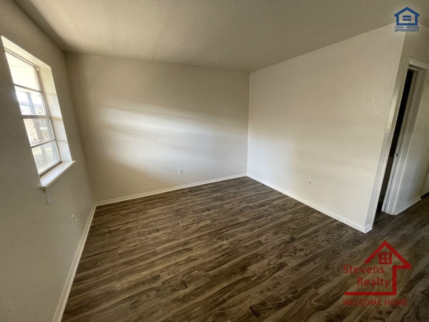 Building Photo - 1502 NW Kingsbury Ave