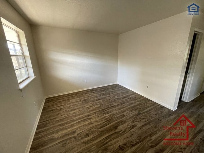 Building Photo - 1502 NW Kingsbury Ave