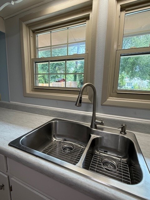 Building Photo - 208 E Rainbow Dr