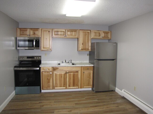 Building Photo - 1301 Bodwell Rd