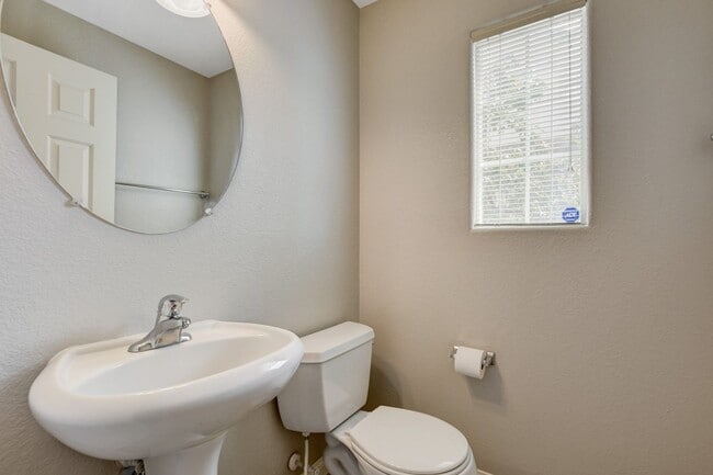 Building Photo - Beautiful 2 Story, 3 Bedroom Home Northwest!