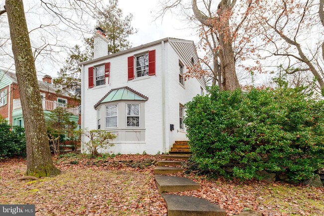 Building Photo - 4914 Crescent St