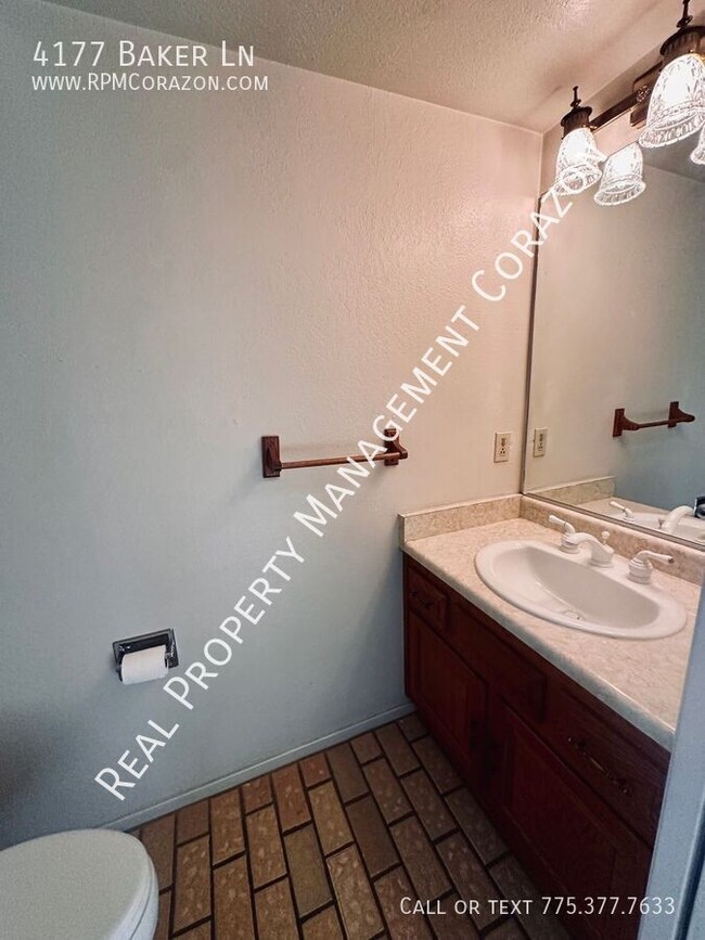 Building Photo - Spacious 2 bedroom apartment w/ A/C, washe...