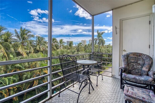 Building Photo - 600 NE 14th Ave