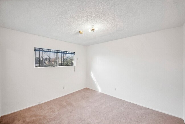 Building Photo - 2458 Normandie Ave