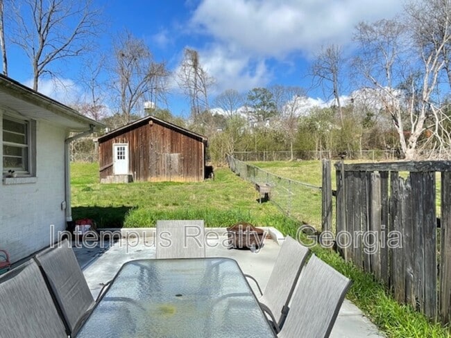 Building Photo - 633 White St