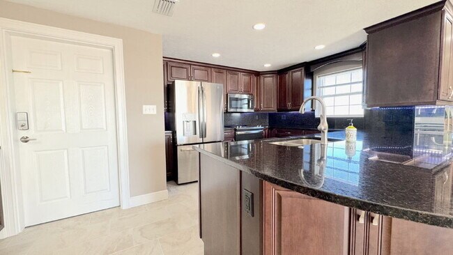 Building Photo - 404 S Beach St