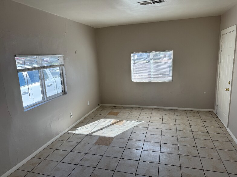 Building Photo - 216 E 2nd Ave