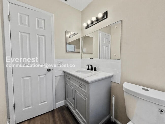 Building Photo - 2 Bed/1 Bath Townhome with Off-Street Parking / Pet-Friendly / Available Now!