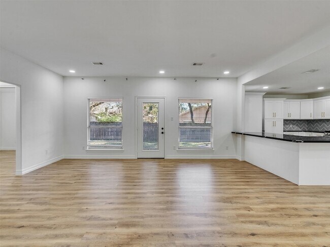 Building Photo - 206 Doncaster