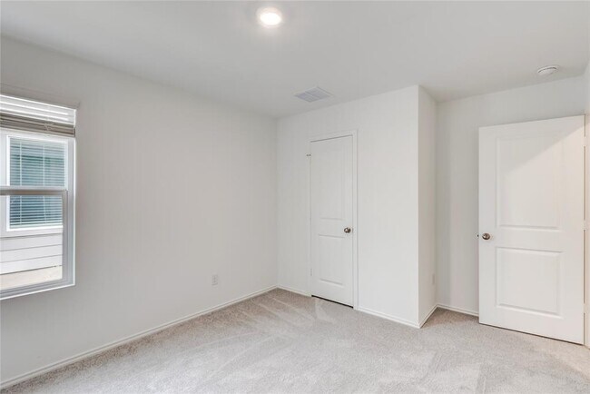 Building Photo - 611 Whoopers Lp