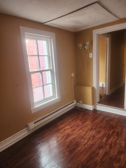 Building Photo - 40 Maple St