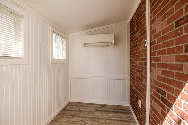 Building Photo - 3821 E Devonshire Ave