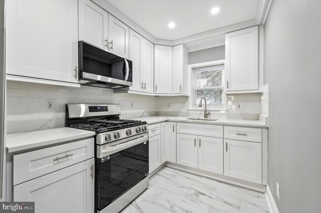 Building Photo - 2033 N Mascher St